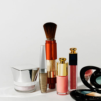 Viasun cosmetics collection featuring lip gloss and makeup brush. WordPress Theme by Bu Templines.